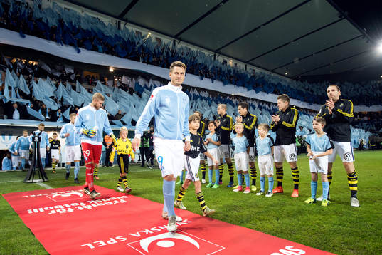 s spelare står guard of honour när Malmö FF:s Markus