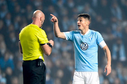 Malmö FFs Markus Rosenberg i samtal med domare Stefan