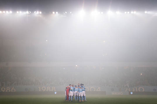 Malmö FFs spelare samlas i en ring