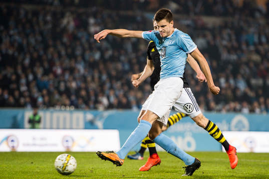 Malmö FFs Alexander Jeremejeff skjuter
