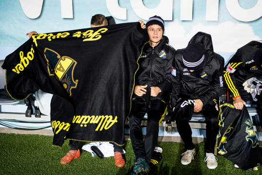 s Simon Thern på bänken