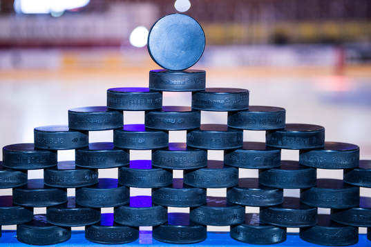 puckstapel innan ishockeymatchen i SHL mellan Karlskrona