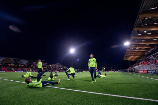 Brommapojkarnas spelare värmer upp