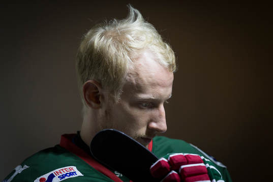 Frölundas Simon Hjalmarsson innan ishockeymatchen i SHL
