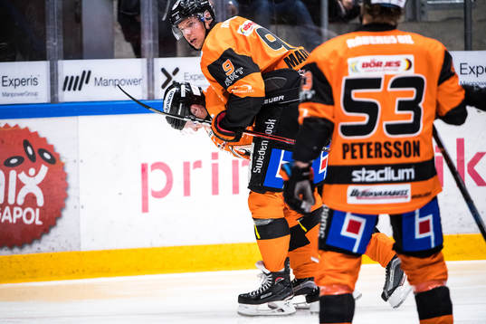 Karlskronas Morten Madsen  hjälper Karlskronas Henrik