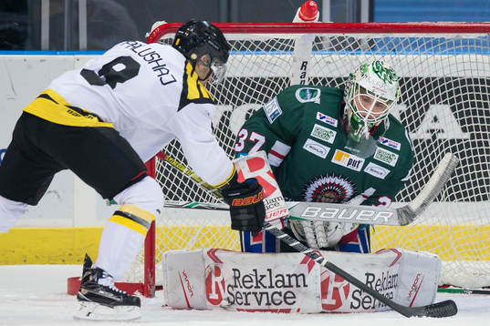 Frölundas målvakt Johan Gustafsson räddar ett skott,