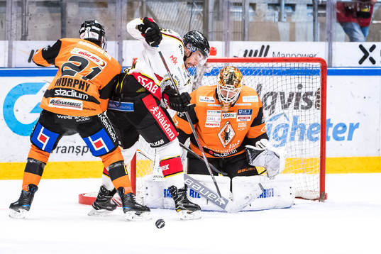 Luleås Niklas Olausson oroar framför Karlskronas målvakt