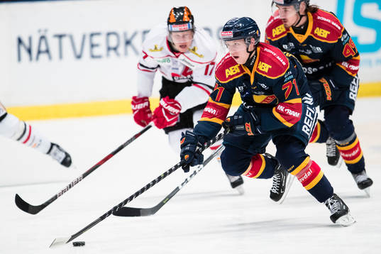 Djurgårdens Jonathan Davidsson jagas av Örebros Daniel