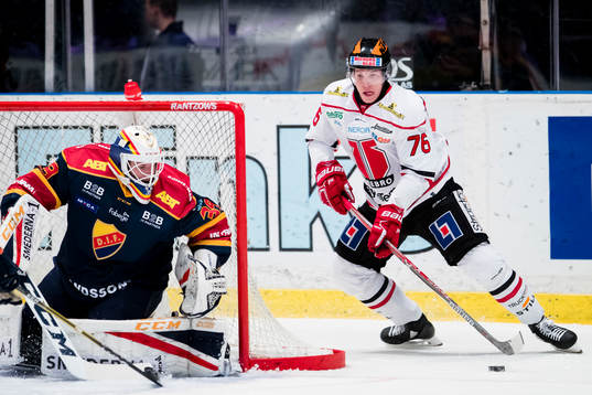 Örebros Jare Sallinen rundar kassen bakom Djurgårdens