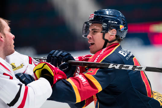 Djurgårdens Rene Bourque i gruff med Örebros Alexander