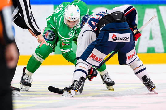Rögles Daniel Widing tekar mot Linköpings Ken André Olimb