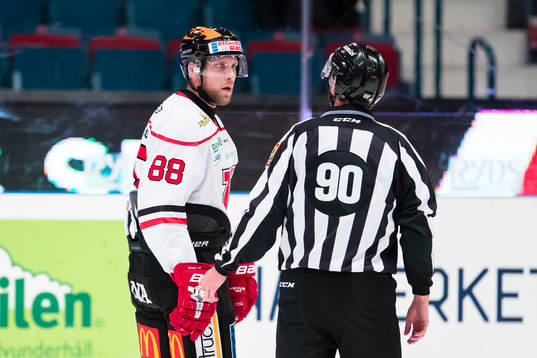 Örebros Viktor Ekbom blir utvisad och diskuterar med