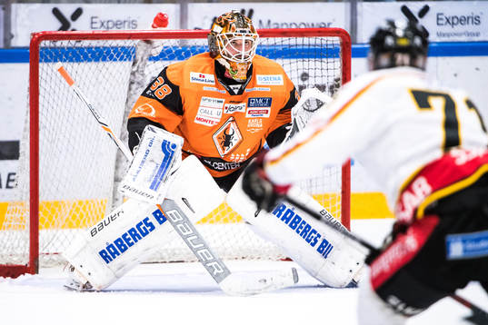 Luleås Patrick Cehlin  oroar framför Karlskronas målvakt