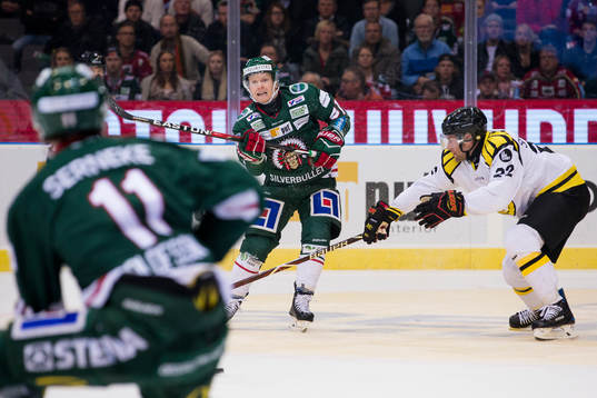 Frölundas Ryan Lasch slår en passning till Victor Olofsson