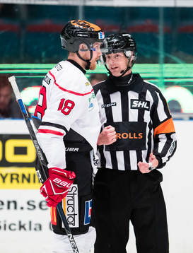 Domare Mikael Andersson diskuterar med Örebros Joakim