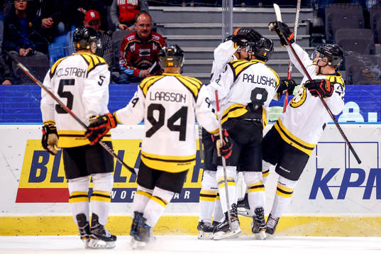Brynäs Aaron Palushaj jublar med lagkamrater