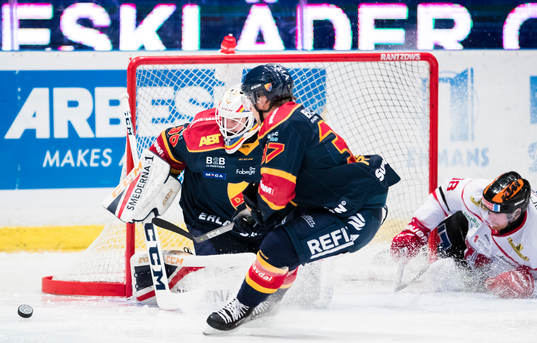 Djurgårdens målvakt Adam Reideborn med en räddning på
