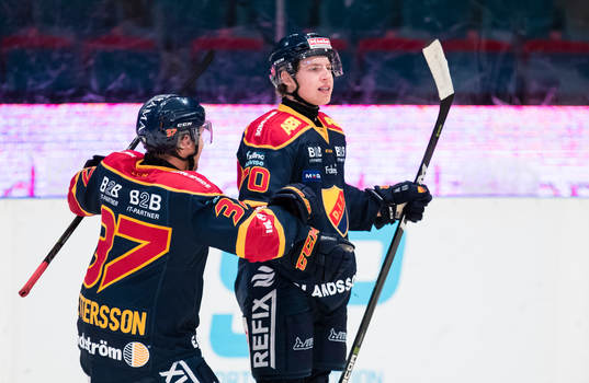 Djurgårdens Marcus Davidsson gör 1-0 och gratuleras av