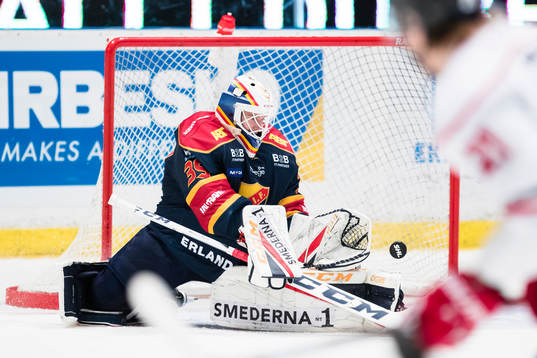 Djurgårdens målvakt Adam Reideborn med en räddning