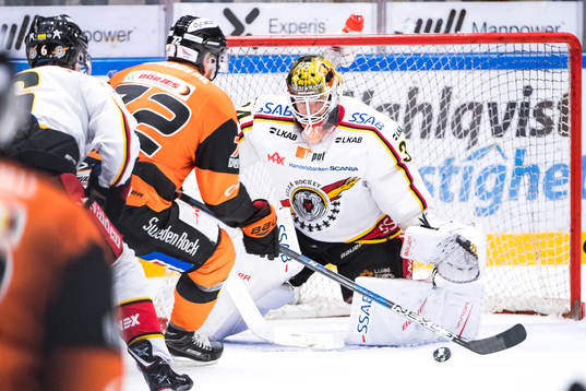 Karlskronas Joachim Rohdin  oroar framför Luleås målvakt