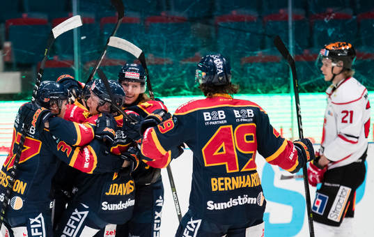 Djurgårdens Marcus Davidsson gör 1-0 och gratuleras av