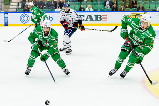 Rögles Jack Connolly och Alexander Younan jagar pucken
