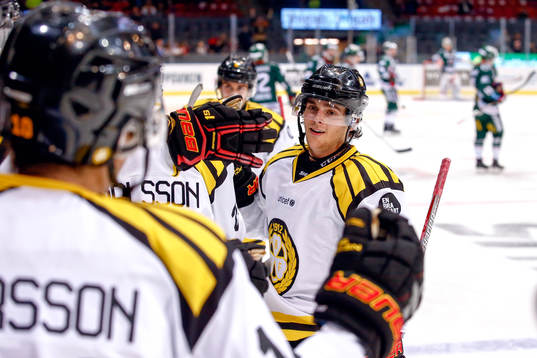 Brynäs Alexander Bjurström jublar med lagkamrater