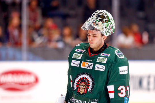 Frölundas målvakt Johan Gustafsson blir utbytt