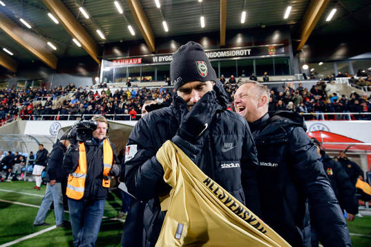 Brommapojkarnas tränare Olof Mellberg jublar