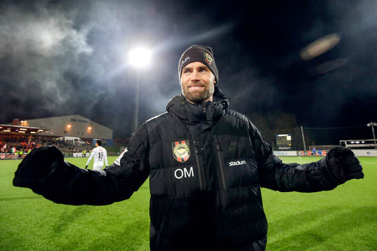 Brommapojkarnas tränare Olof Mellberg jublar