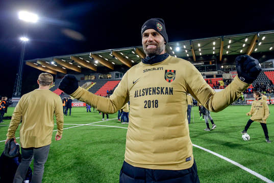 Brommapojkarnas tränare Olof Mellberg jublar