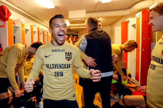 Brommapojkarnas Joel Qwiberg jublar