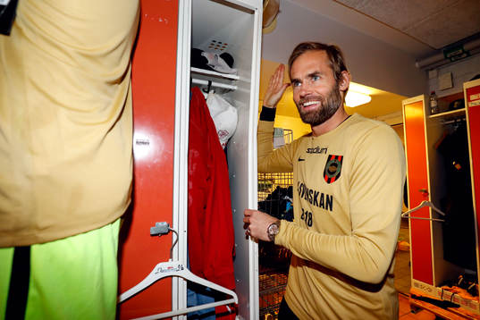 Brommapojkarnas tränare Olof Mellberg jublar