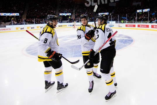 Brynäs Alexander Bjurström jublar ihop med Aaron Palushaj