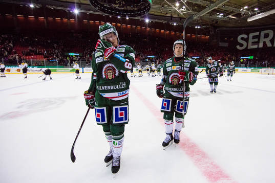 Frölundas Simon Hjalmarsson och Ryan Lasch deppar