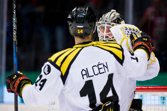 Brynäs målvakt David Rautio jublar ihop med Johan Alcén