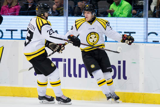 Brynäs Daniel Mannberg jublar ihop med Lucas Carlsson