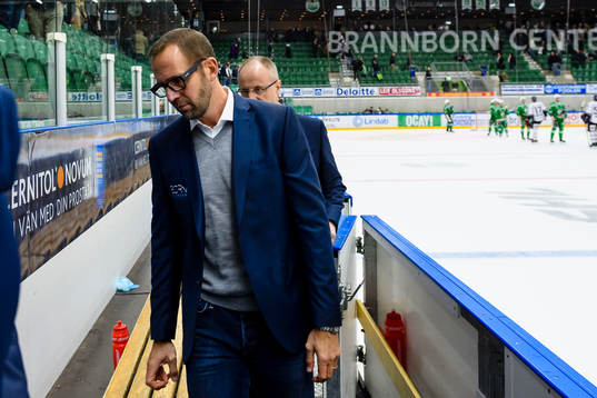 Rögles assisterande tränare Roger Hansson deppar när han