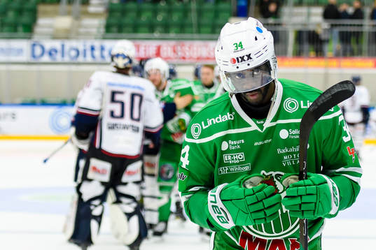 Rögles Edwin Hedberg deppar när han lämnar isen