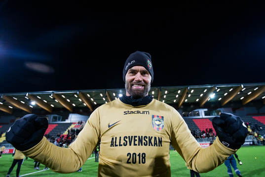 Brommapojkarnas tränare Olof Mellberg jublar