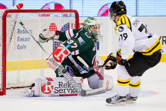 Frölundas målvakt Johan Gustafsson räddar ett skott