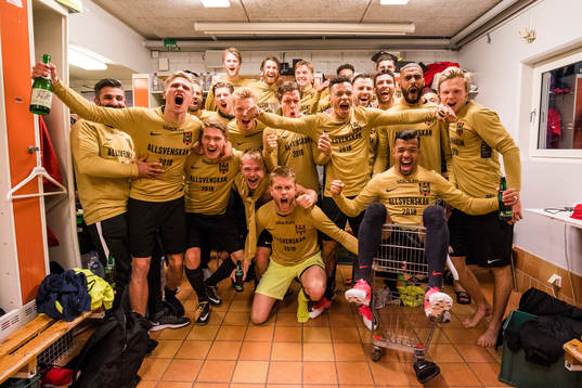 Brommapojkarnas spelare jublar i omklädningsrummet
