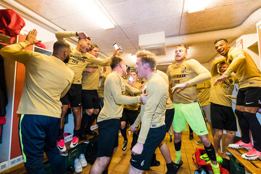 Brommapojkarnas spelare jublar i omklädningsrummet