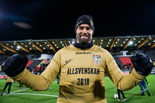 Brommapojkarnas tränare Olof Mellberg jublar