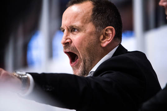 Luleås tränare Thomas Berglund reagerar