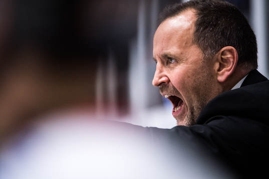 Luleås tränare Thomas Berglund reagerar