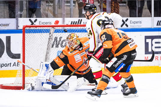 Karlskronas målvakt Johannes Jönsson ser pucken gå i