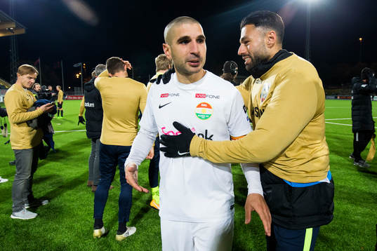 Dalkurds Rawez Lawan tröstas av Brommapojkarnas Kyle Konwea
