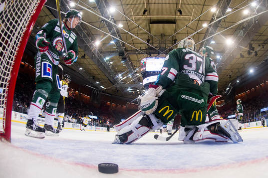 Frölundas Filip Westerlund och målvakt Johan Gustafsson