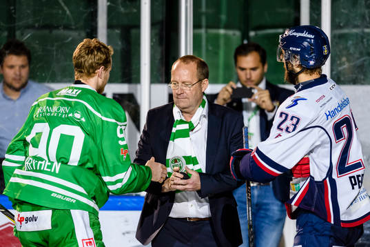 Fotbollspelaren Mats Magnusson vid ett fingerat nedsläpp